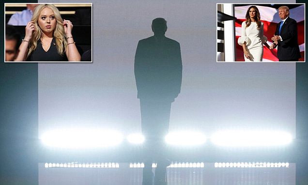 Donald Trump Hadiri Konvensi Nasional Partai Demokrat bagai Rocker